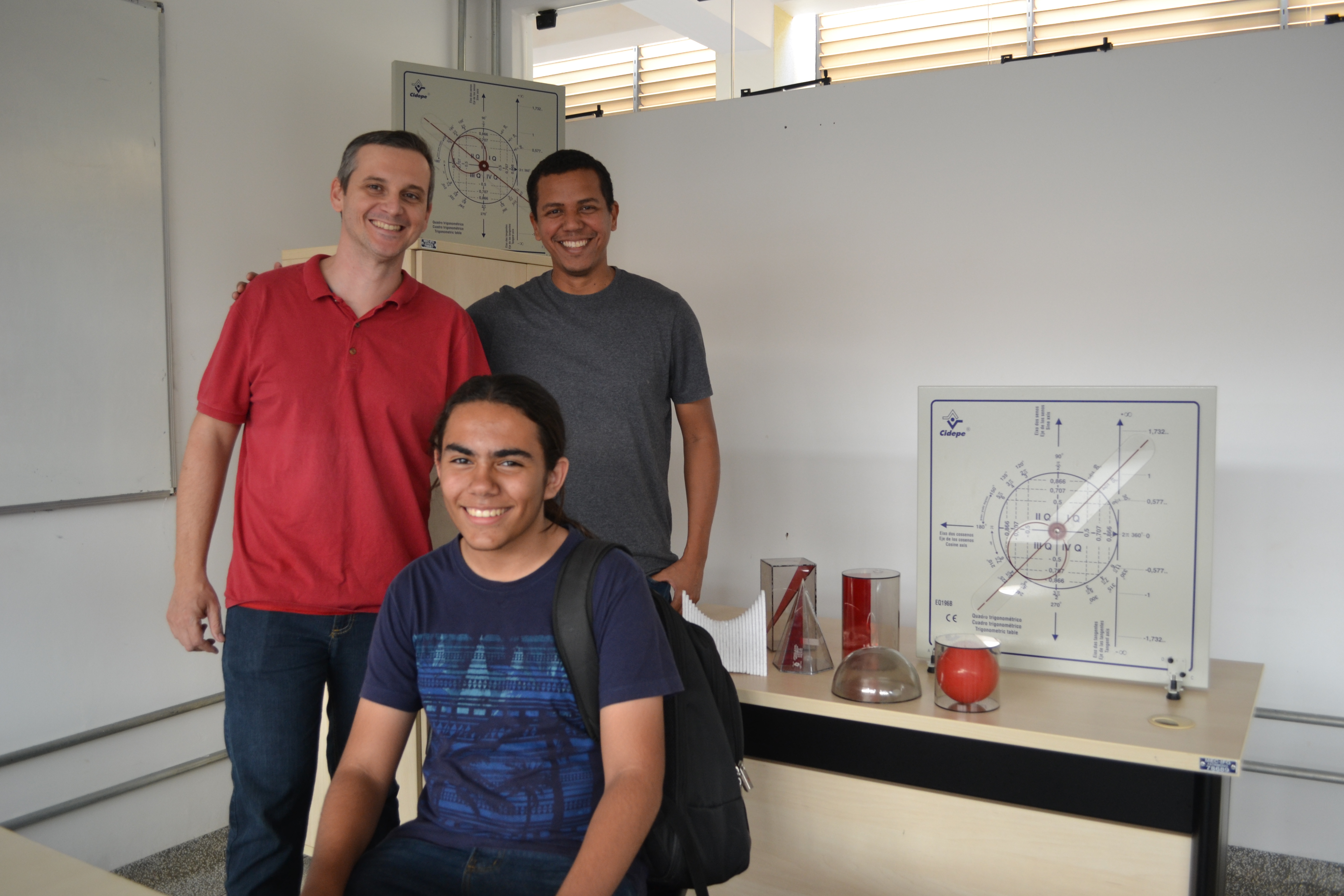 Professor Victor Fernando e Rogério irão ministrar aulas específicas para preparar o estudante Lucas para a 2ª fase da OMIF